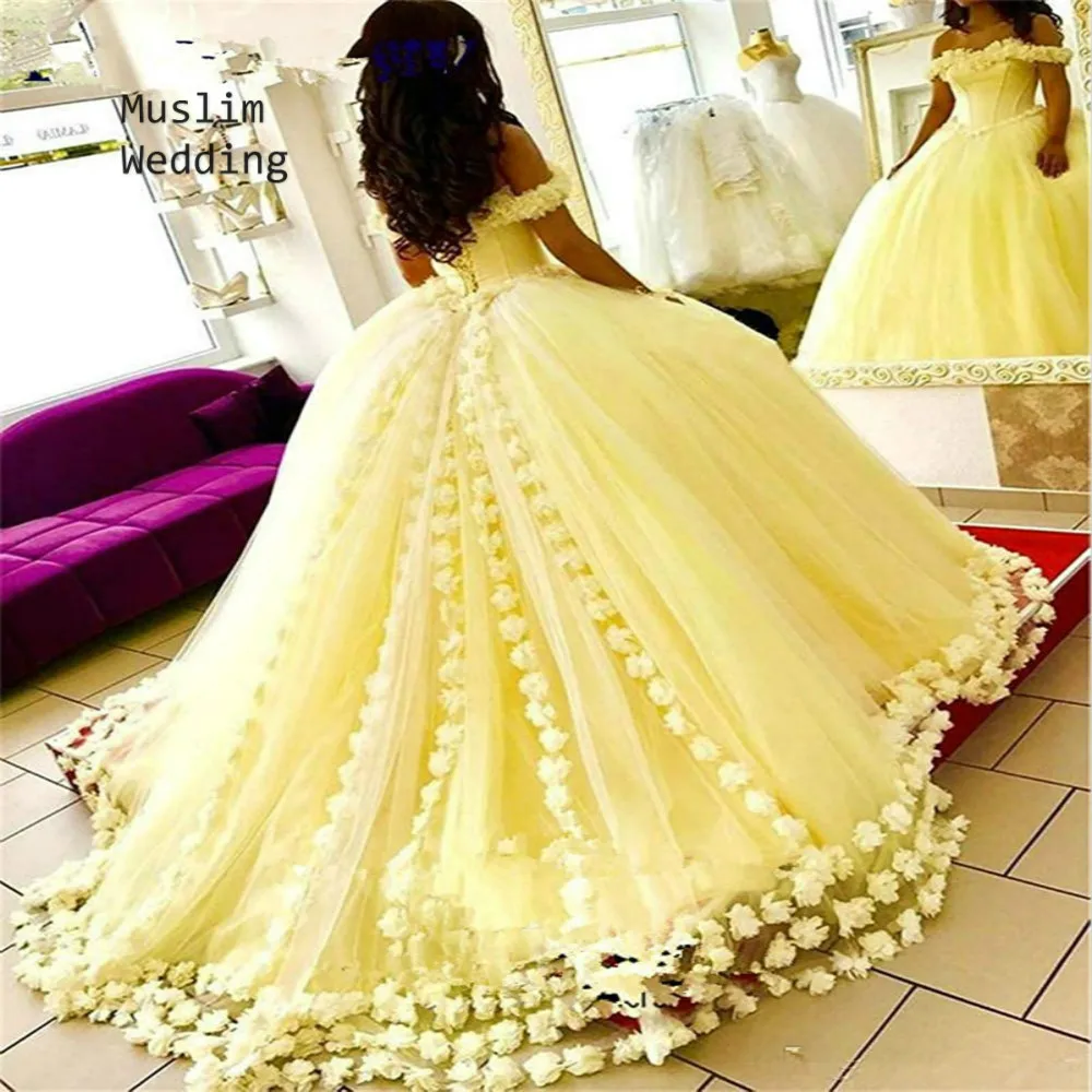 Külkedisi Sarı Quinceanera Elbiseler 3D Çiçek Çiçek Balo Puf Balo Elbise 2020 Kapalı Omuz Tatlı 15 Pageant Elbise